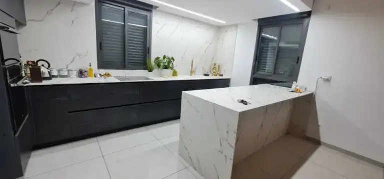 שיש לבן במטבח